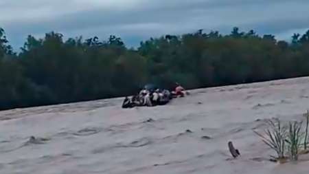 Buscan a niños y adultos desaparecidos en un gomón que se averió cruzando el río Bermejo