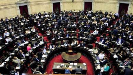 Tras el escándalo por el canje de pasajes, la izquierda propone bajar los sueldos de los legisladores