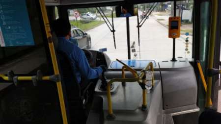 Choferes de colectivos, taxistas y camioneros piden ser vacunados como «estratégicos»