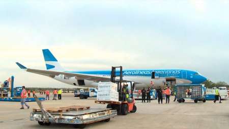 Llegó a Ezeiza el octavo vuelo de Aerolíneas Argentinas con 500 mil vacunas desde Moscú
