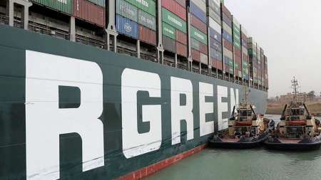 Suspendieron la navegación por el Canal de Suez por un buque encallado