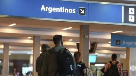 Por nuevas cepas, suspenden desde el sábado los vuelos de Brasil, Chile y México