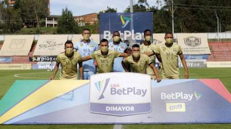 Insolito: tuvieron un brote de coronavirus, los obligaron a jugar y se presentaron con 7 futbolistas