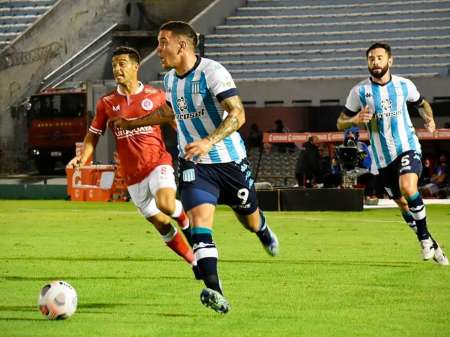 Racing rescató un empate sobre el final ante Rentistas en su debut en la Copa Libertadores