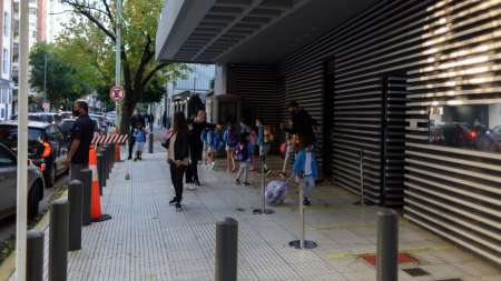 Los colegios privados se reunirán hoy con el Gobierno tras a ser instados a suspender las clases presenciales