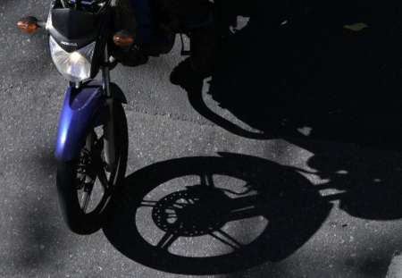 Motociclista embistió y arrastró a una niña, le pateó la cara y huyó