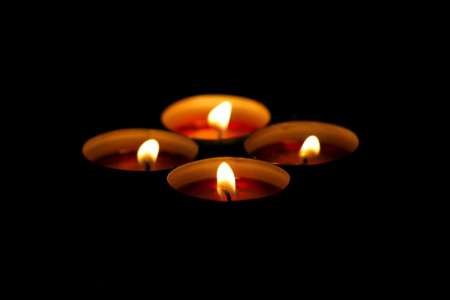 Dejó las velas encendidas y se le incendió la casa