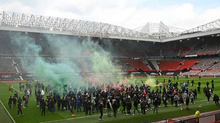 Se suspendió Manchester United-Liverpool porque unos 200 hinchas invadieron la cancha
