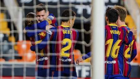 Barcelona, con dos goles de Messi, venció a Valencia y sigue en la pelea