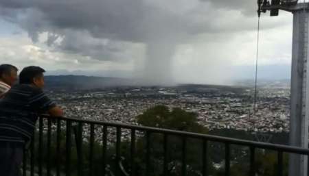 Video. Impresionante: Así se vio la lluvia en zona sur desde el cerro San Bernardo