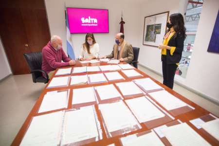 Bettina Romero: “Estamos cumpliendo con el derecho de los vecinos de contar con las escrituras de sus viviendas”