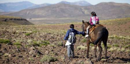 En Salta un alumno rural primario camina para ir a la escuela casi tres horas, y uno secundario, cinco.