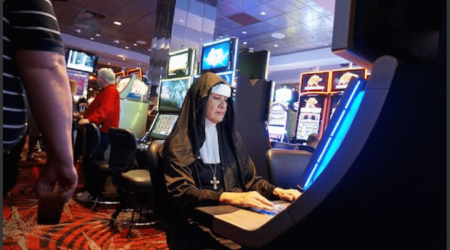 Monja con "hábitos" de juego se robo 836 mil dólares de un colegio y se los "patinó" en un casino