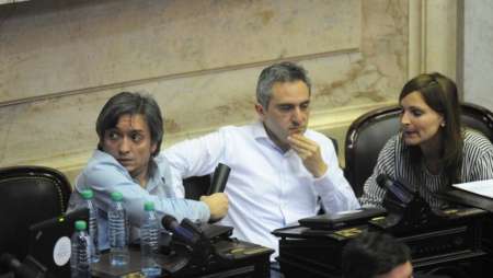 Máximo Kirchner y Andrés "Cuervo" Larroque durante una sesión en el Congreso. - Fuente: Informate Salta