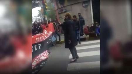 En medio de la manifestación una vecina salió con un machete