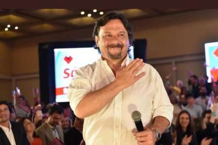 Gustavo Sáenz evoluciona bien, pero seguirá internado