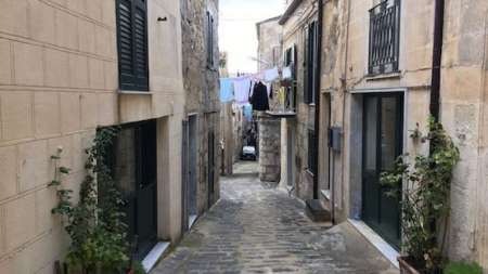 30 rosarinos compraron una casa “a un euro” para repoblar una ciudad de Sicilia