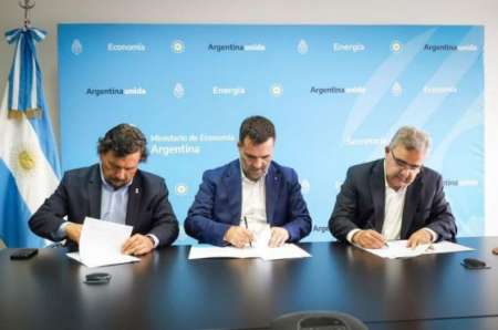 Sáenz firmó un acuerdo para que 108 mil familias mantengan los subsidios de luz y gas