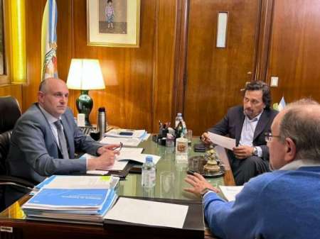 El gobernador se reunió para evaluar y acelerar las obras de las terminales de Salta y Güemes