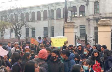 Alumnos de la Escuela Normal protestan para que no suspendan al director
