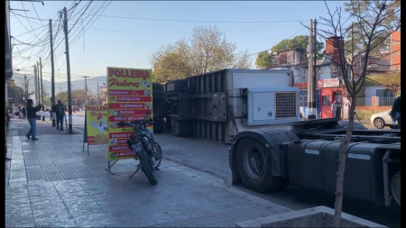 Volcó un camión cargado de carne en la Avenida Entre Ríos