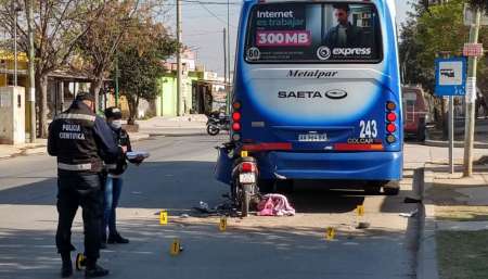 Una mujer y su hija en grave estado después de chocar con un colectivo