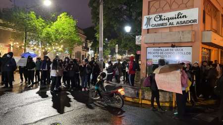 Estudiantes de Enfermería cortaron Avenida Belgrano por un aumento en la cuota