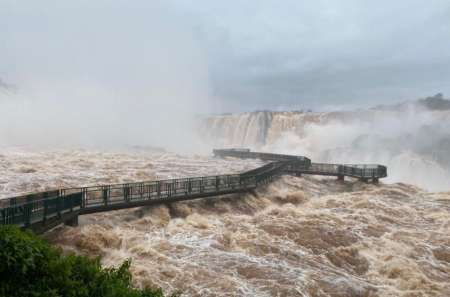 La crecida de los ríos Iguazú y Uruguay obligó al cierre de las Cataratas