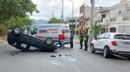 Un hombre chocó y volcó en avenida Entre Ríos tras descompensarse
