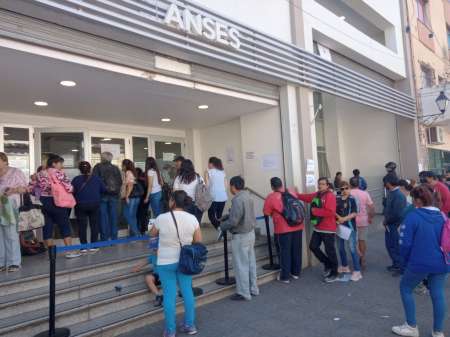 Salteños durmieron en la puerta de Anses para inscribirse al Refuerzo Alimentario