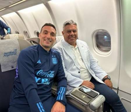 Scaloni junto a la delegación argentina partieron rumbo a Qatar