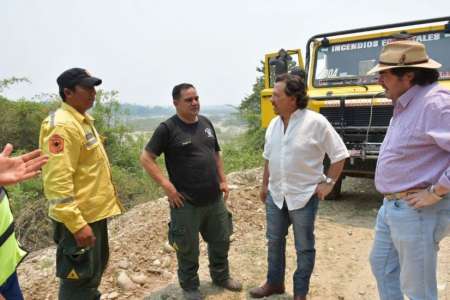 El gobernador recorrió las zonas afectadas por los incendios en Orán