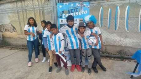 Una escuela de Vaqueros les regaló a sus alumnos la camiseta de la selección argentinaa