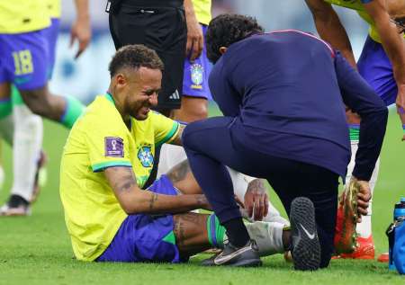 Alarma en Brasil después de que Neymar se retirara del partido lesionado