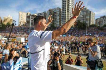 150 mil personas recibieron y homenajearon al Dibu Martínez en Mar del Plata