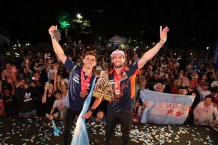 Kevin y Luciano Benavides fueron recibidos por miles de salteños