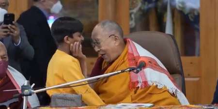 El Dalai Lama se disculpó por besar en la boca a un nene