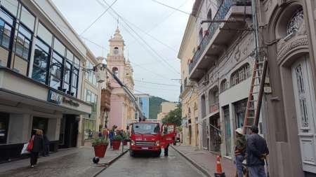 Se realizó un nuevo operativo de despeje de cables en el microcentro salteño
