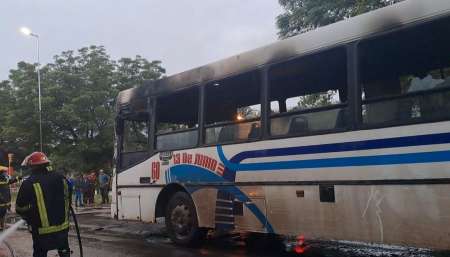 Se incendió un colectivo lleno de pasajeros en Tartagal