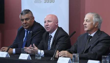 Carlos Mac Allister, junto al presidente de la AFA, Claudio Tapia y  Fernando Marín. Fuente: El Tribuno.