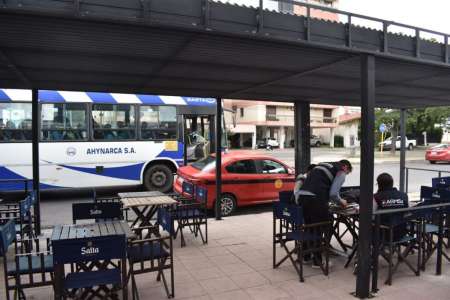 Un local comercial fue intimado a desmontar una pérgola por obstrucción de vereda