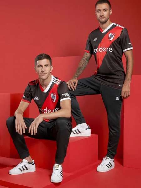 River presentó su nueva camiseta inspirada en los 90 y 2000