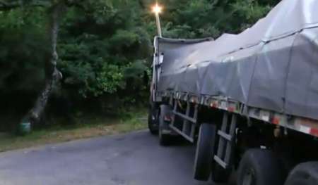 Un camionero se confundió de camino y quedó atascado en el cerro San Bernardo