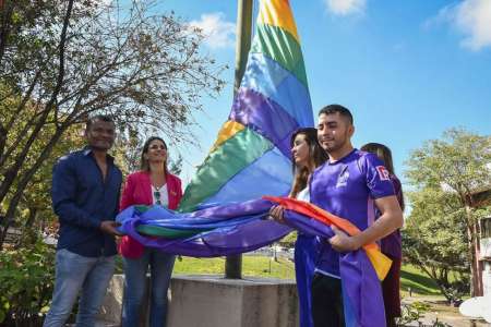 Ayer izaron la bandera del Orgullo en el Centro Cívico Grand Bourg