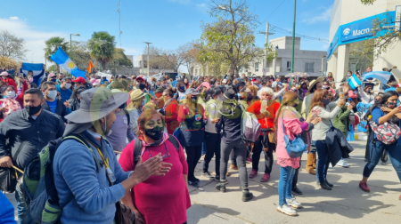 Docentes siguen de paro y acampe mientras el Gobierno empieza a aplicar descuentos
