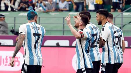 Argentina le va ganando 1 a 0 a Australia con un gol de Messi en el primer minuto