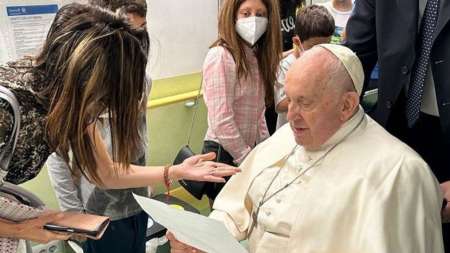 El Vaticano difundió las primeras fotos del Papa Francisco en el hospital tras su operación