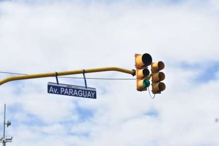 Colocan carteles nomencladores de calles en los semáforos