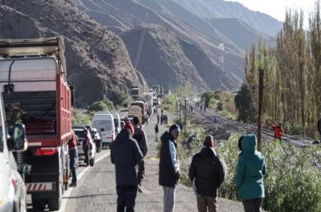 Siguen los piquetes en Purmanarca y ayer cientos de turistas quedaron varados en la ruta