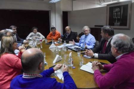 Reuniones entre funcionarios y legisladores para resolver el conflicto salarial docente